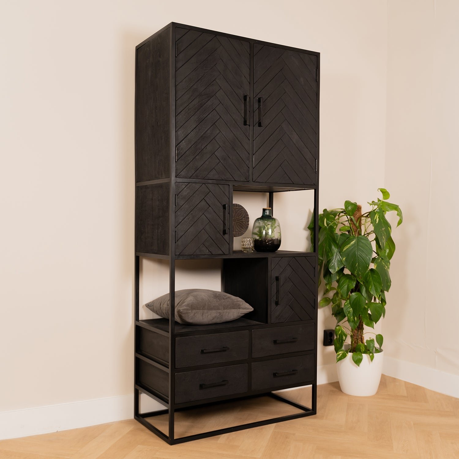 MeubelBaas-vakkenkast-yara-zwart-mangohout-_0009_MeubelBaas-bewerkt-1_529cba9a-c63c-4b8c-a99d-f5530cb452a6.jpg Vakkenkast Yara - Afbeelding 1